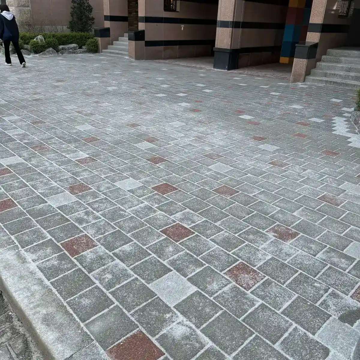 동탄 아파트 단지 보행로에서 인도블럭을 교체한 시공 현장