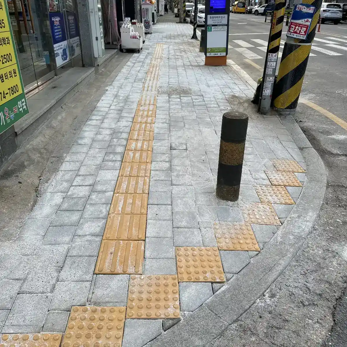 의정부 녹양동 점자블럭이 깔린 보행로 시공 현장