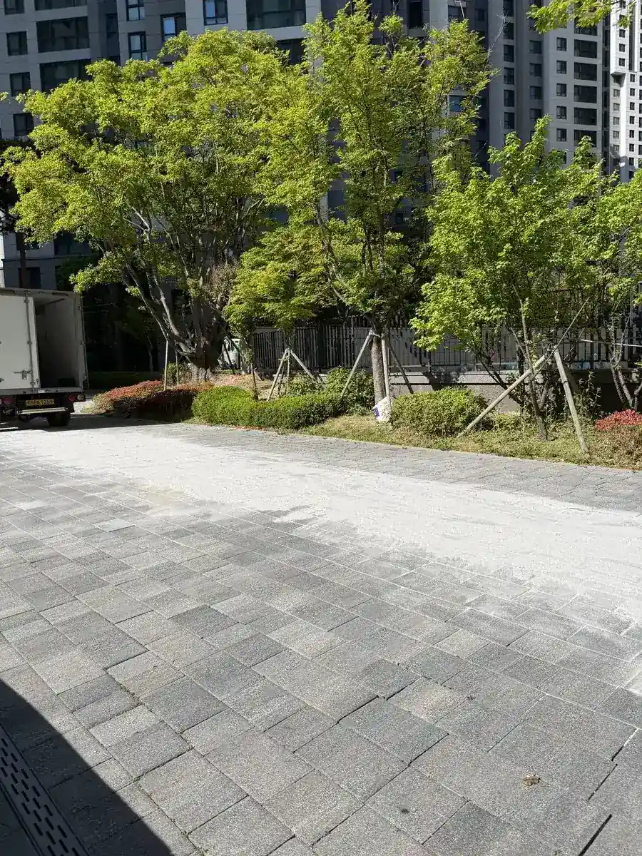 서울 성북 보행로 블럭 시공이 끝난 현장