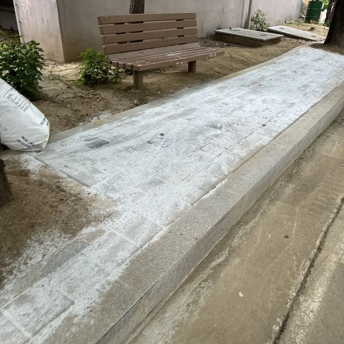 시흥 아파트 단지 인도블럭교체 후 경계석 라인
